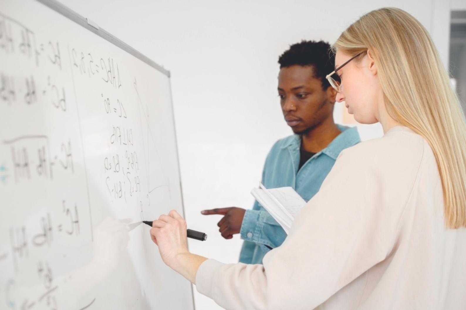 lamirestoviax Team bei der gemeinsamen Strategieplanung